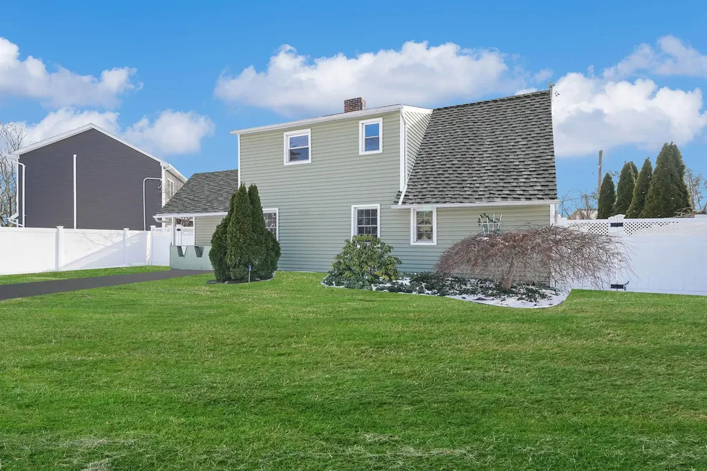 4 South Lane Levittown NY 11756