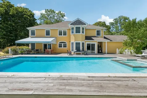 19 Oak Meadow Lane Bellport Village NY 11713