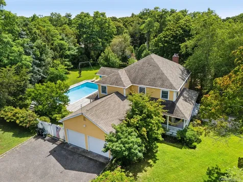 19 Oak Meadow Lane Bellport Village NY 11713