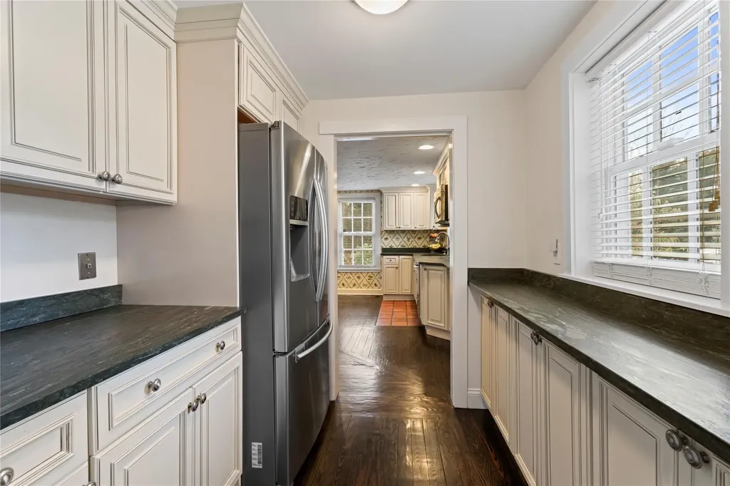 43 Burtis Lane Syosset NY 11791