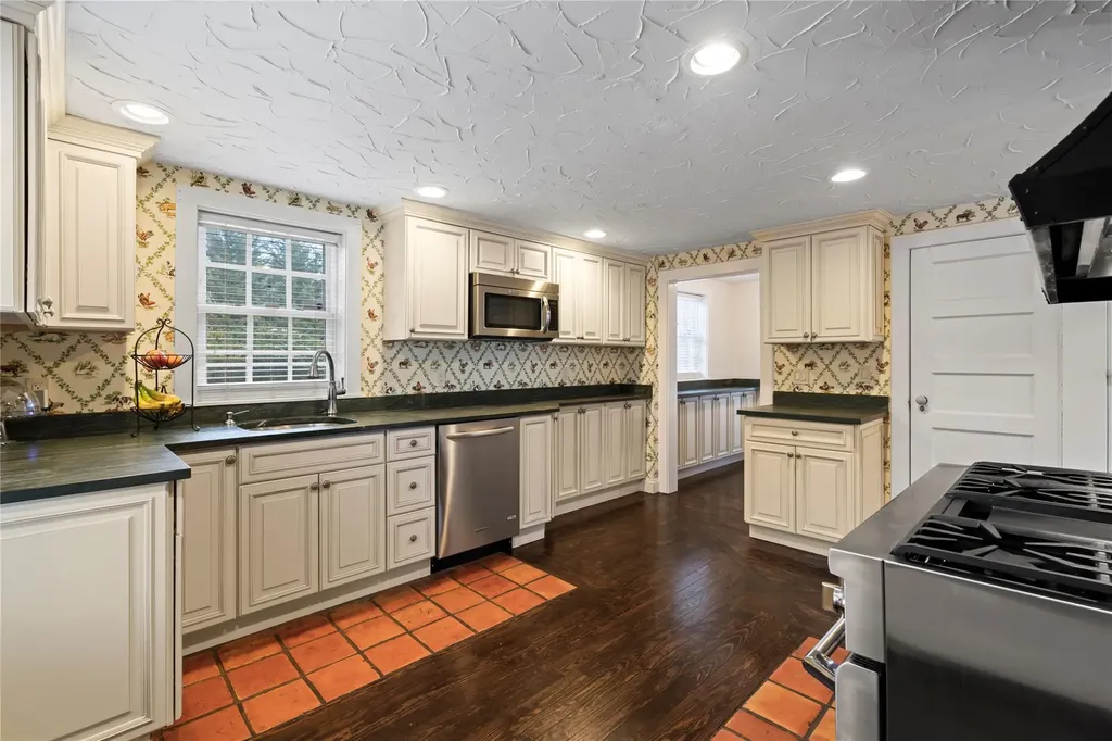 43 Burtis Lane Syosset NY 11791