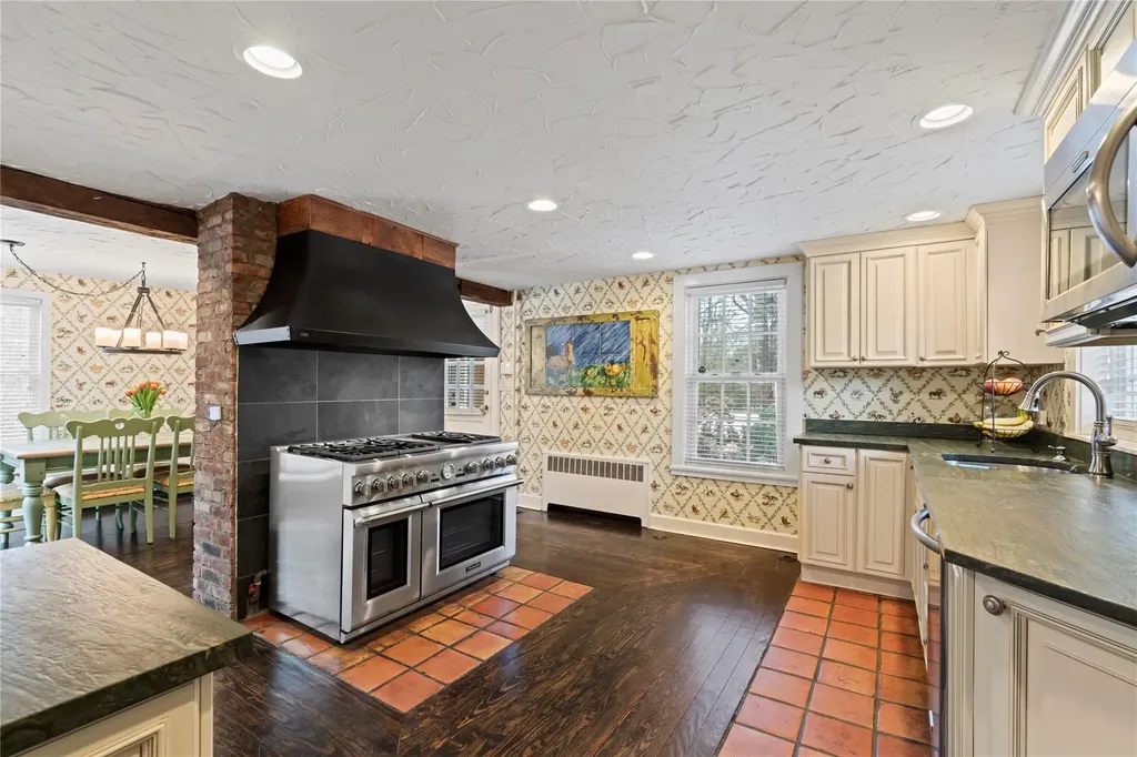 43 Burtis Lane Syosset NY 11791