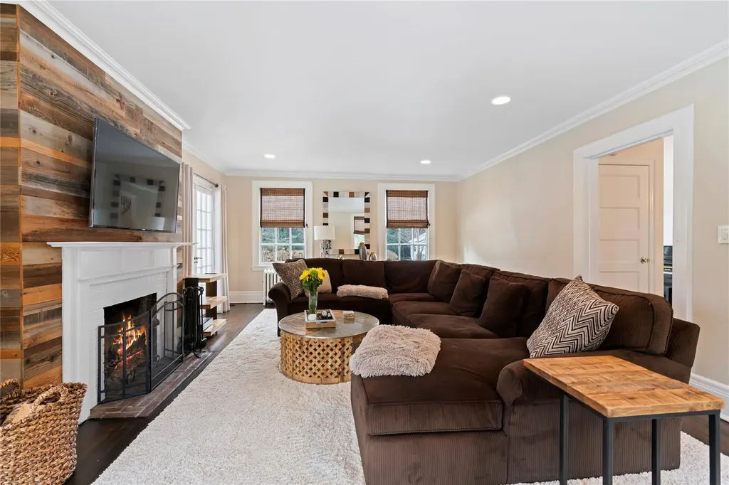 43 Burtis Lane Syosset NY 11791