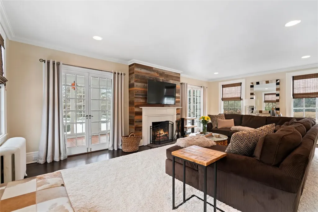 43 Burtis Lane Syosset NY 11791