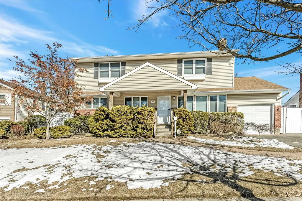 33 Clearwater Drive Plainview NY 11803