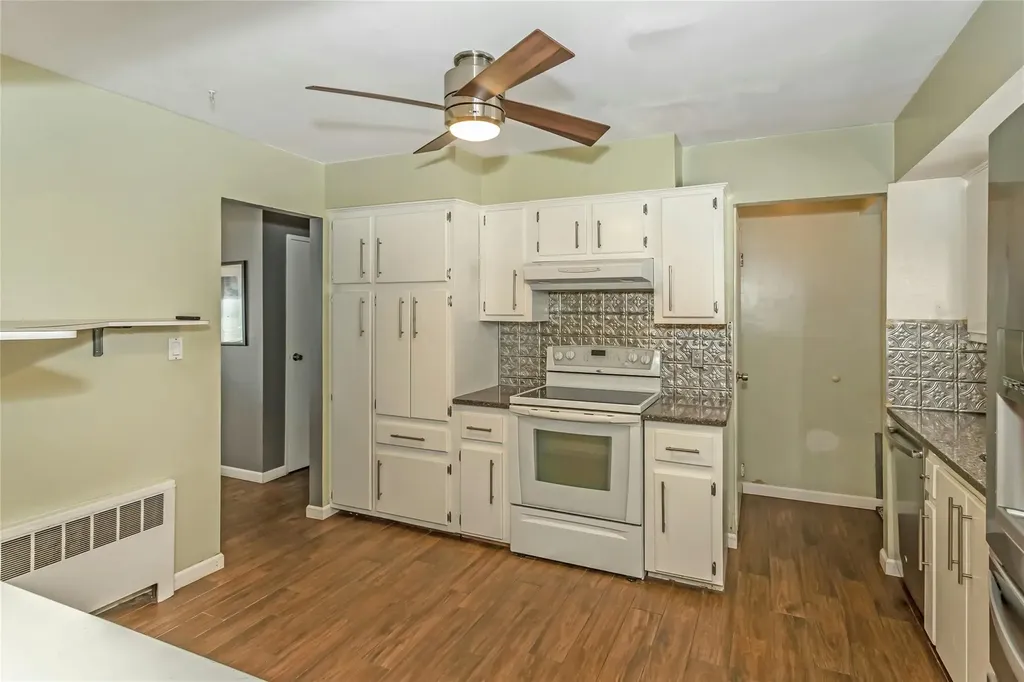 33 Clearwater Drive Plainview NY 11803
