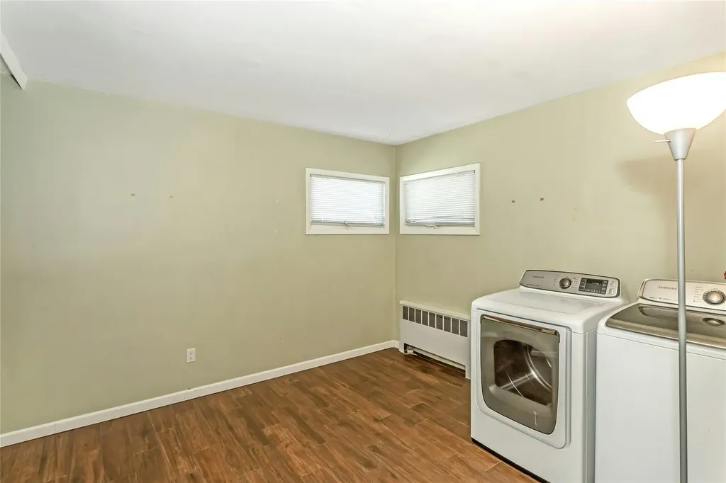 33 Clearwater Drive Plainview NY 11803