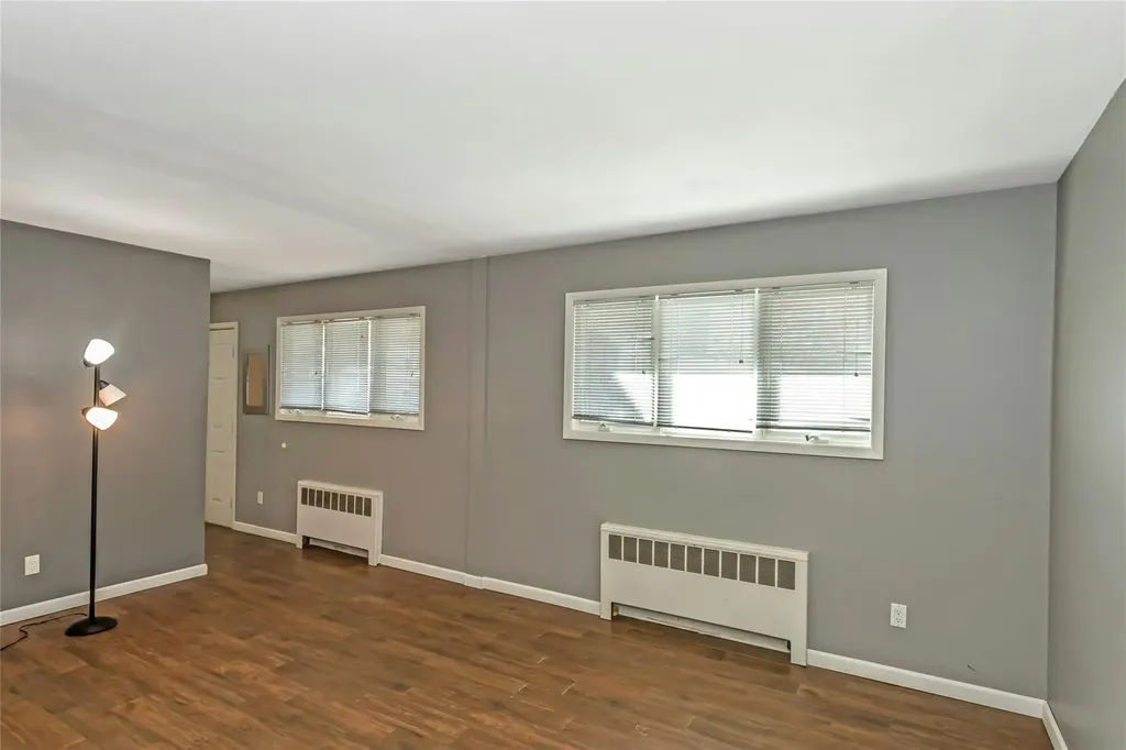 33 Clearwater Drive Plainview NY 11803