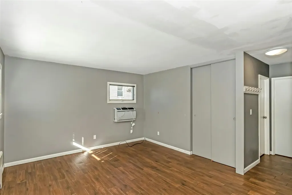 33 Clearwater Drive Plainview NY 11803