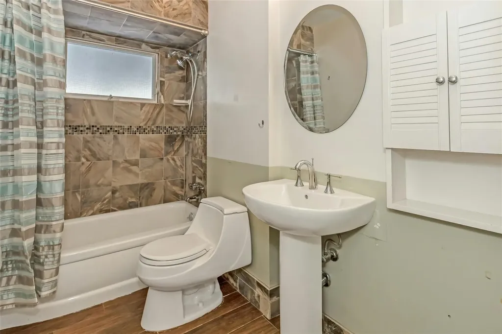 33 Clearwater Drive Plainview NY 11803
