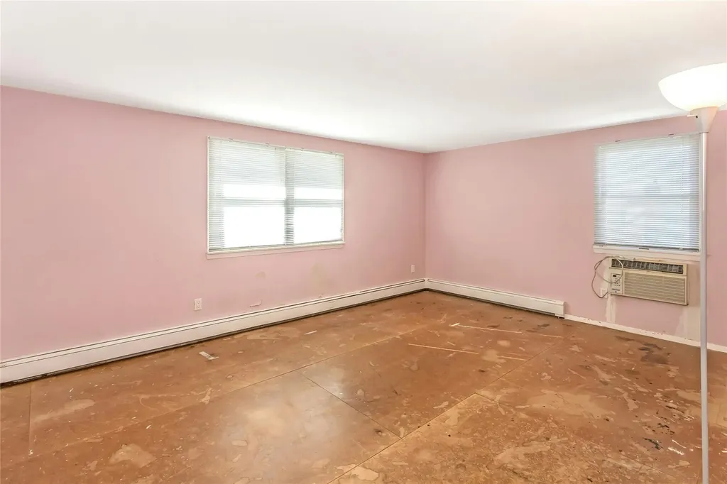 33 Clearwater Drive Plainview NY 11803