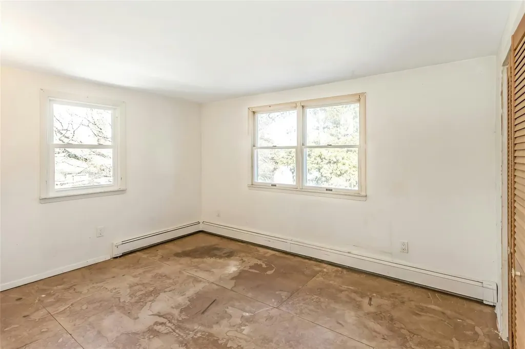 33 Clearwater Drive Plainview NY 11803