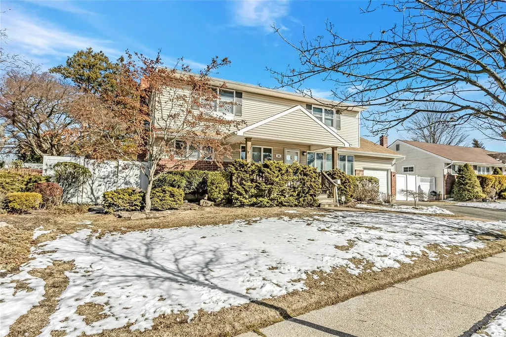33 Clearwater Drive Plainview NY 11803