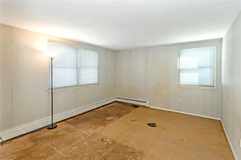 33 Clearwater Drive Plainview NY 11803