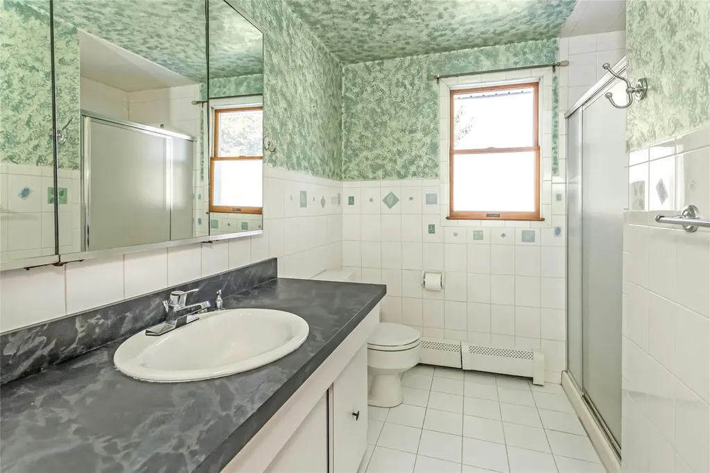 33 Clearwater Drive Plainview NY 11803
