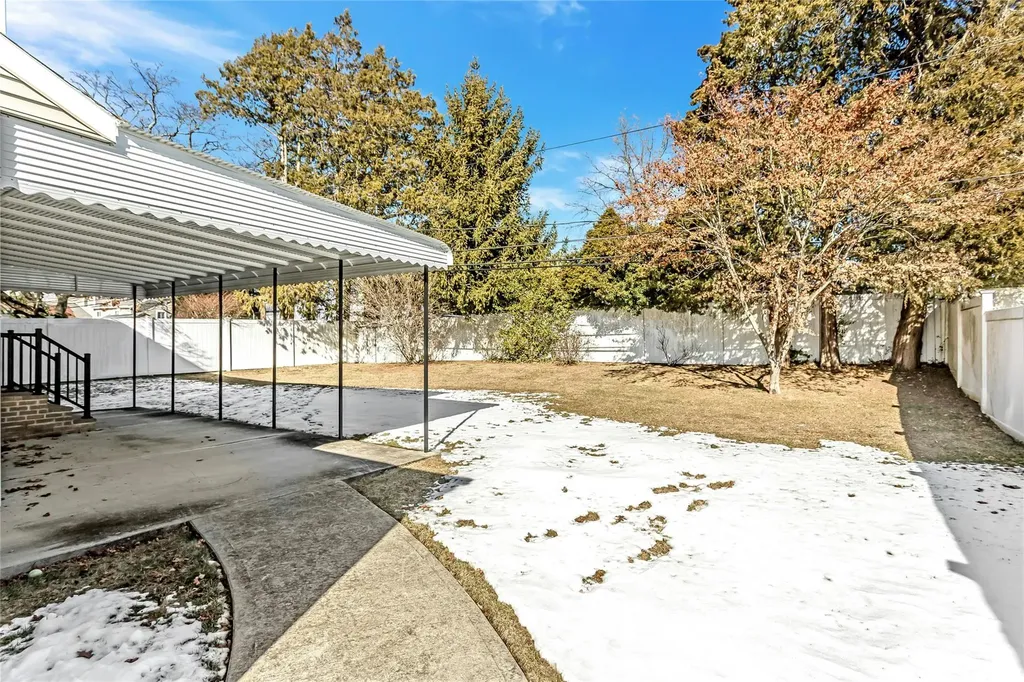 33 Clearwater Drive Plainview NY 11803