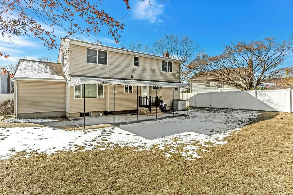 33 Clearwater Drive Plainview NY 11803