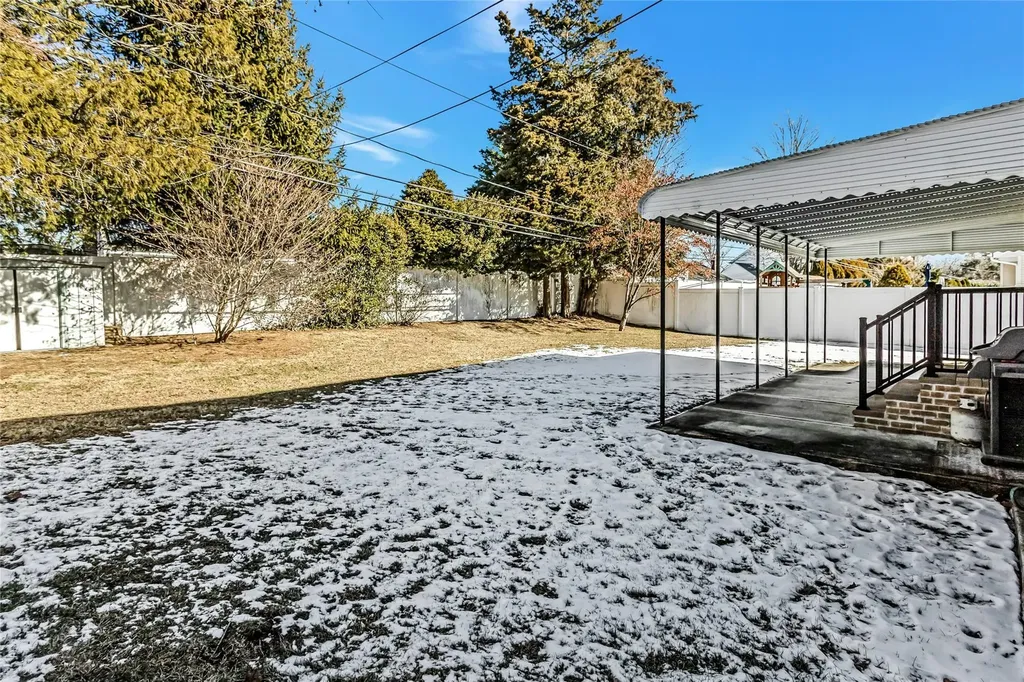 33 Clearwater Drive Plainview NY 11803