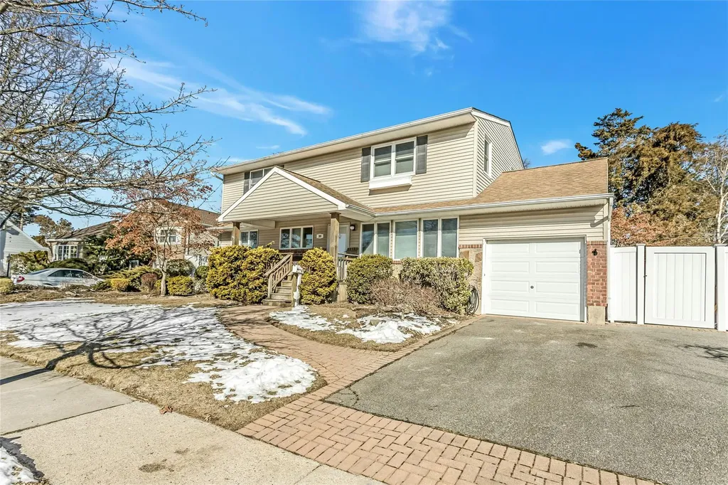 33 Clearwater Drive Plainview NY 11803