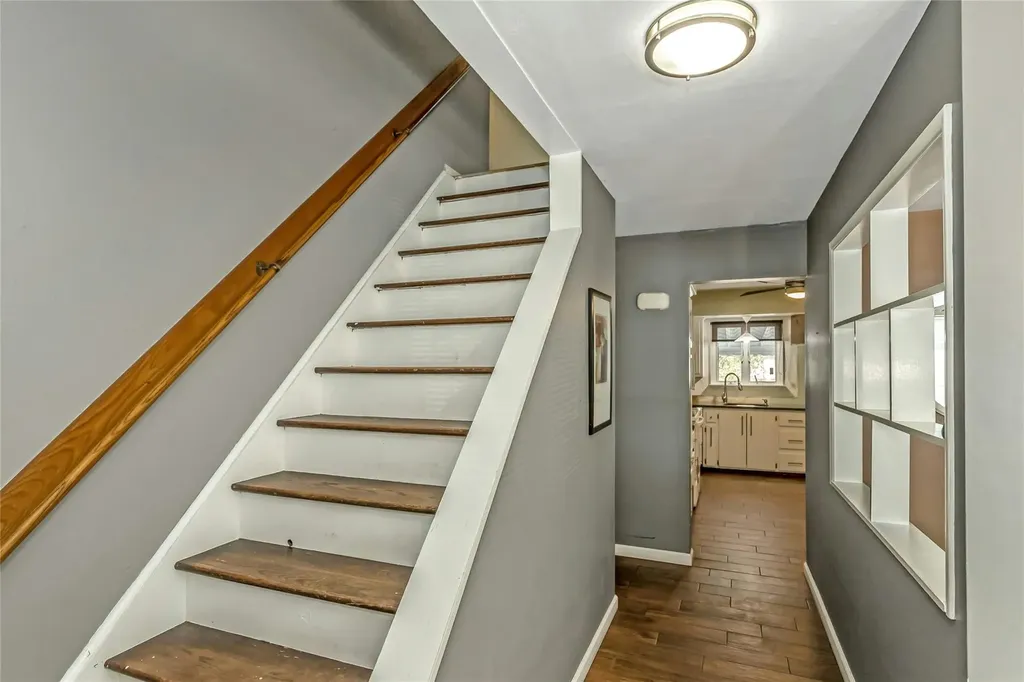 33 Clearwater Drive Plainview NY 11803