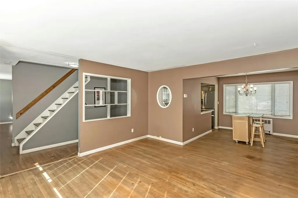 33 Clearwater Drive Plainview NY 11803