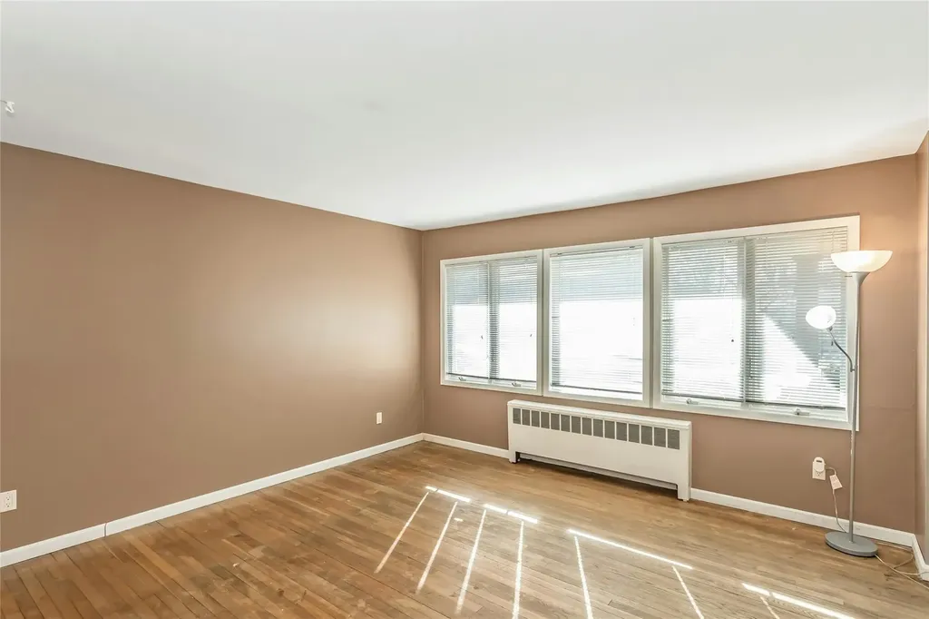 33 Clearwater Drive Plainview NY 11803