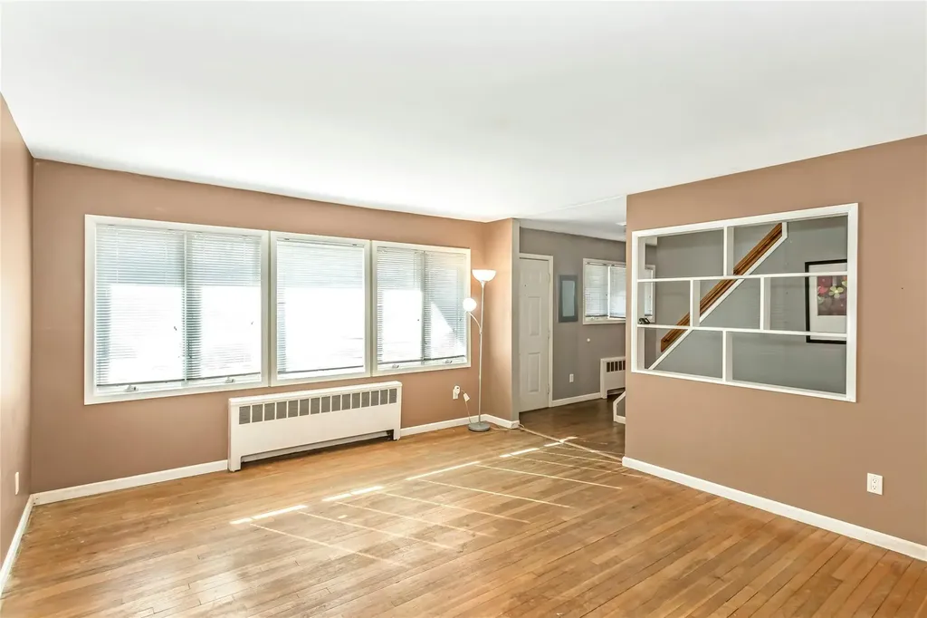 33 Clearwater Drive Plainview NY 11803