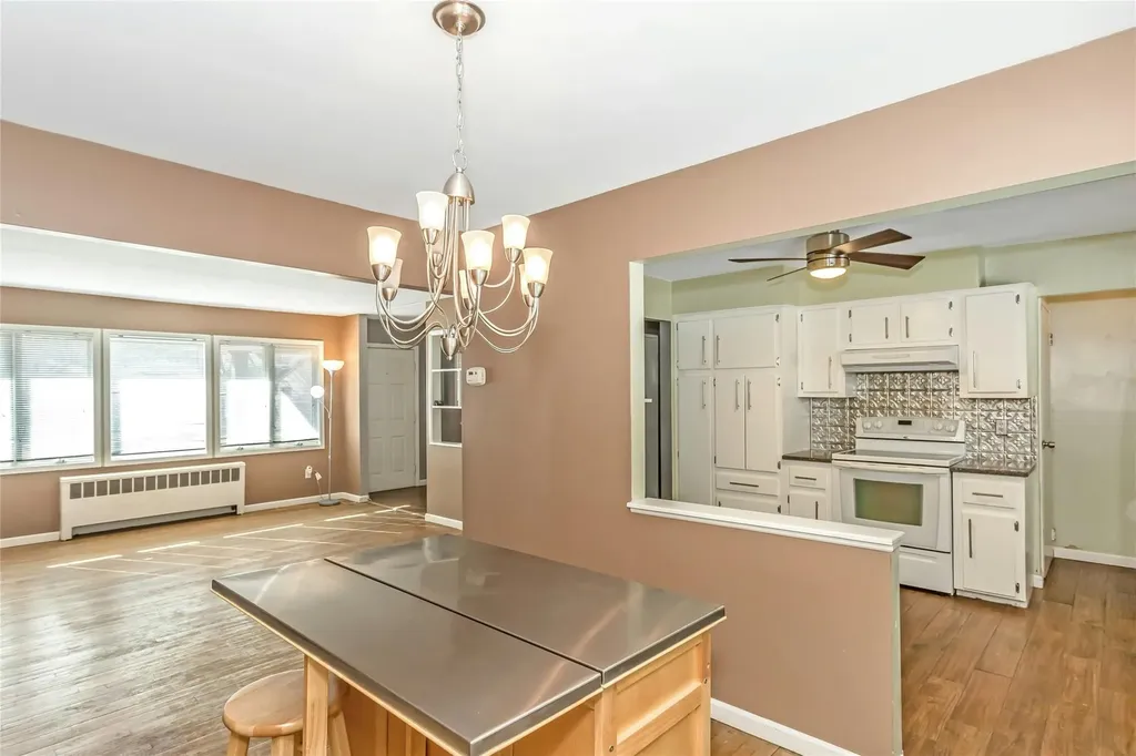 33 Clearwater Drive Plainview NY 11803