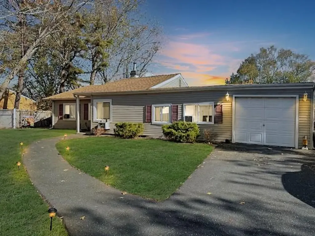 7 Balsam Drive Medford NY 11763