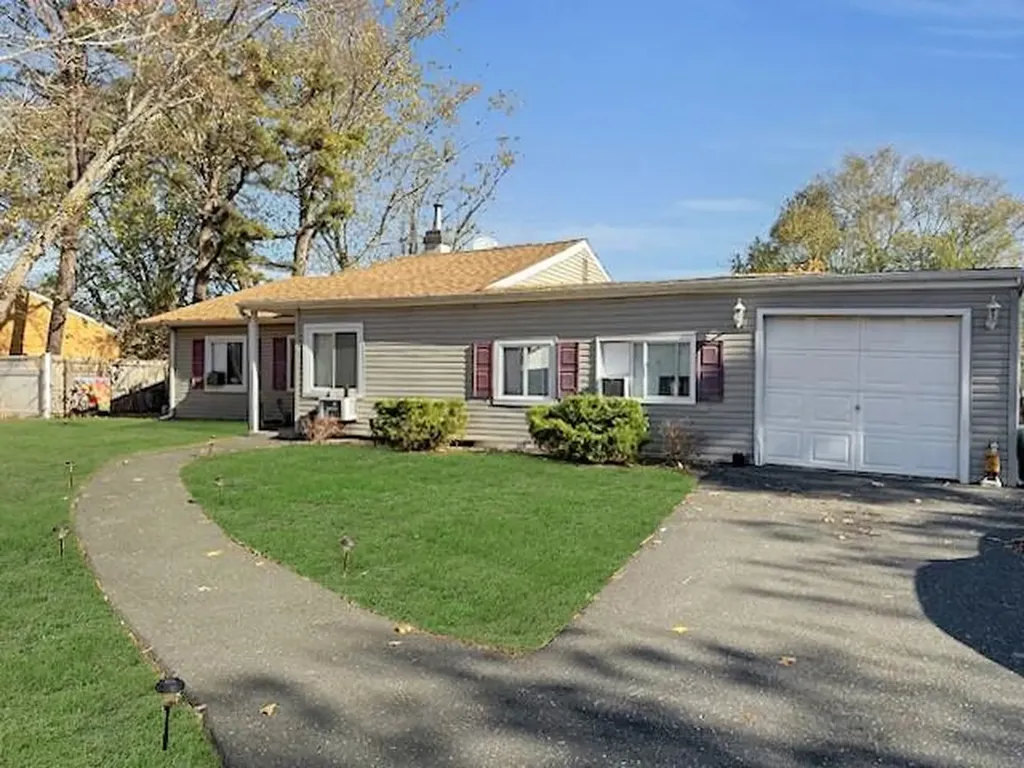 7 Balsam Drive Medford NY 11763