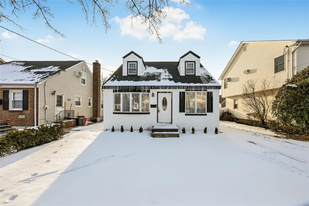 223 Pershing Parkway Mineola NY 11501