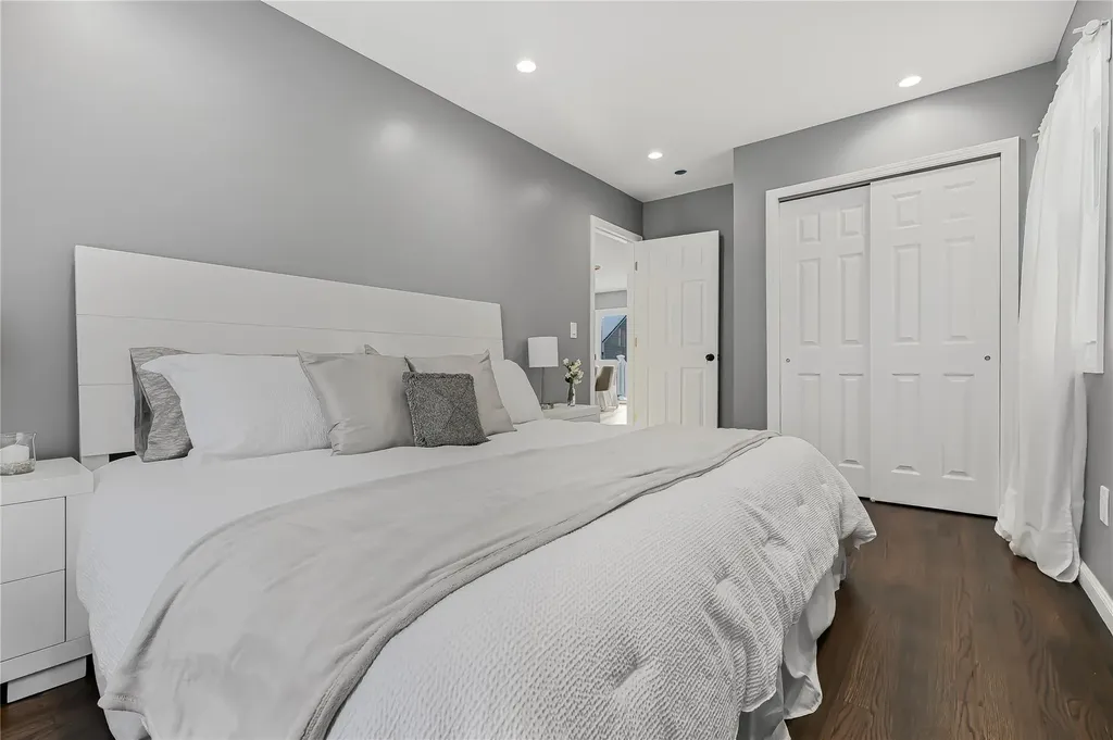 223 Pershing Parkway Mineola NY 11501