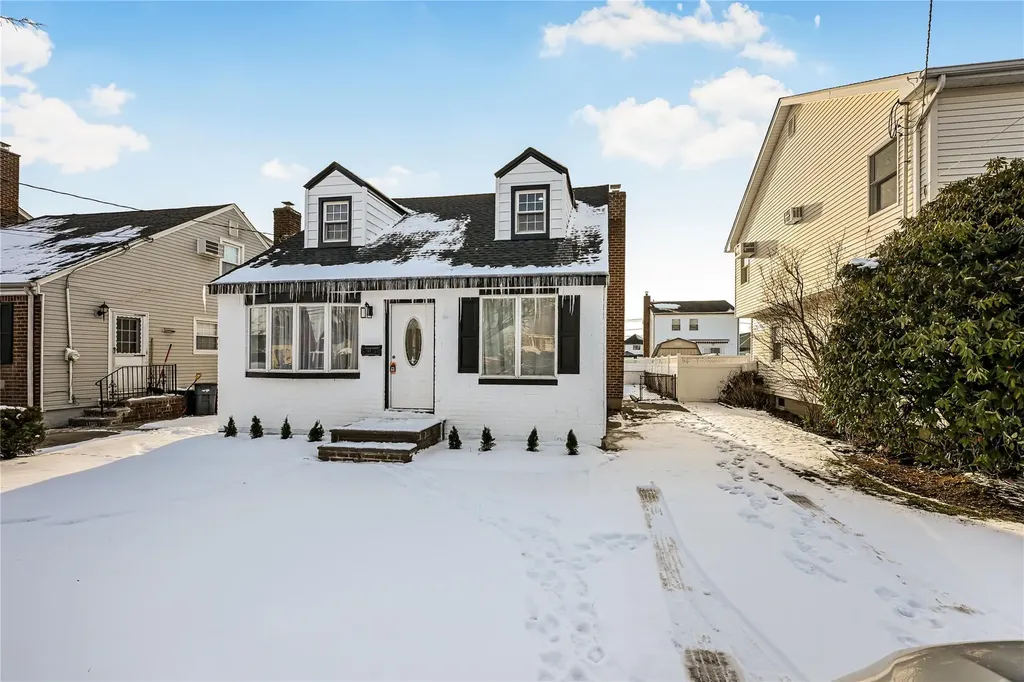 223 Pershing Parkway Mineola NY 11501