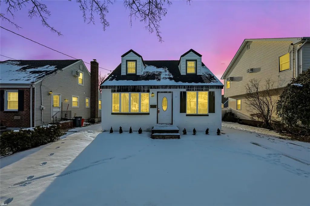 223 Pershing Parkway Mineola NY 11501