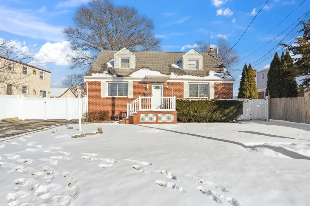 108 9th Avenue West Babylon NY 11704