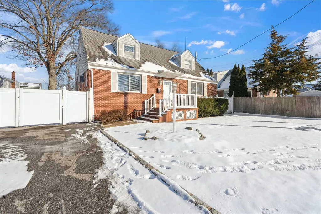 108 9th Avenue West Babylon NY 11704