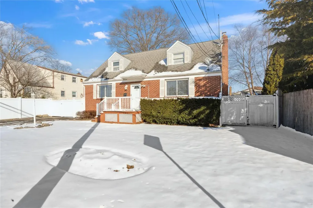 108 9th Avenue West Babylon NY 11704