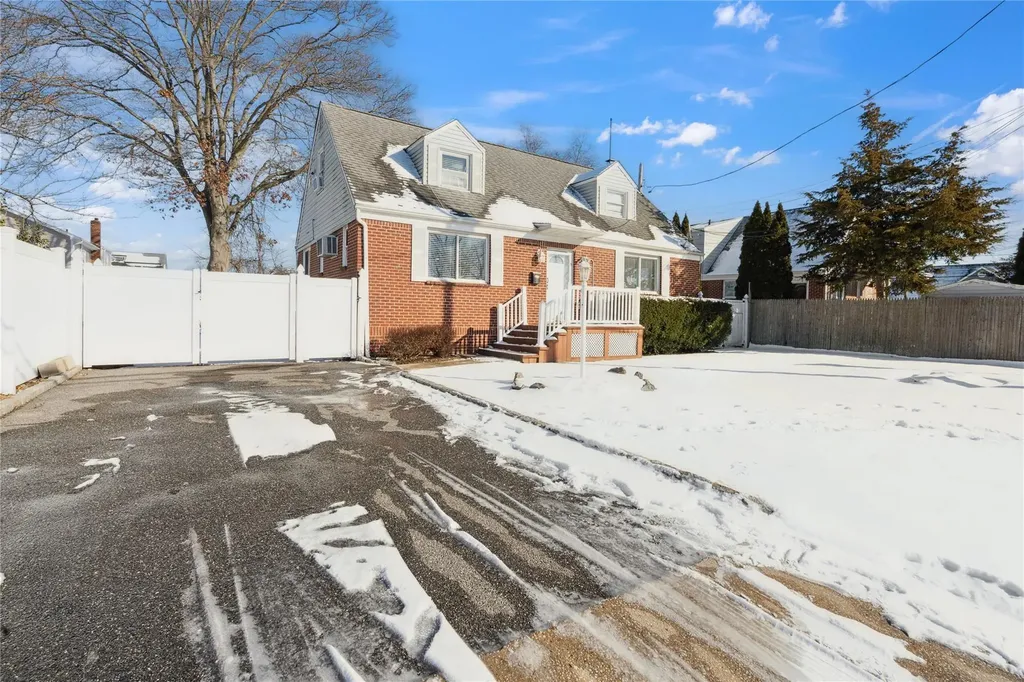 108 9th Avenue West Babylon NY 11704