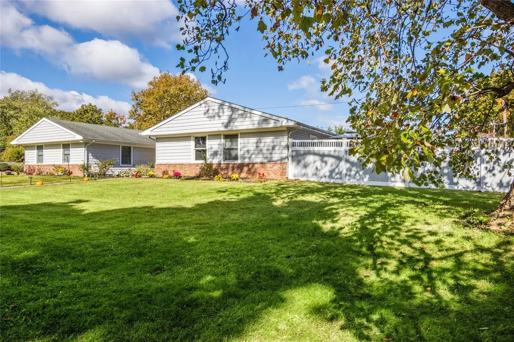 11 Onyx Drive Stony Brook NY 11790