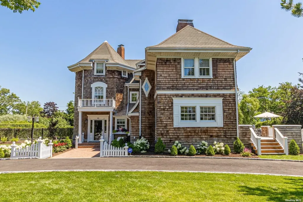 92 S Windsor Avenue Brightwaters NY 11718