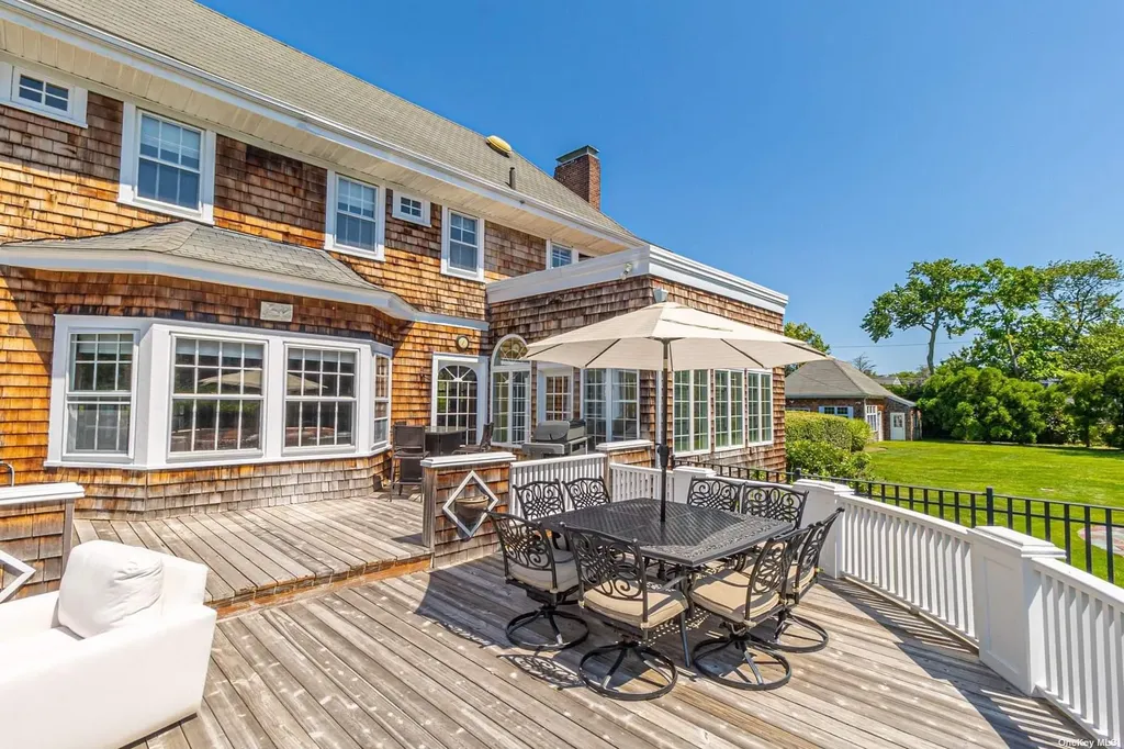 92 S Windsor Avenue Brightwaters NY 11718