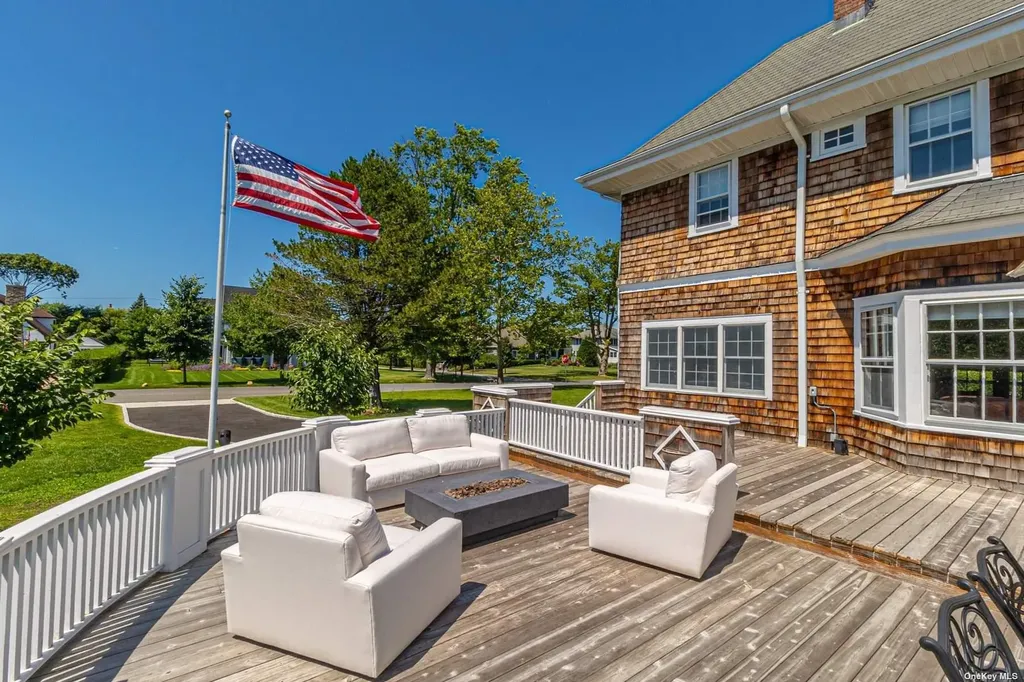 92 S Windsor Avenue Brightwaters NY 11718