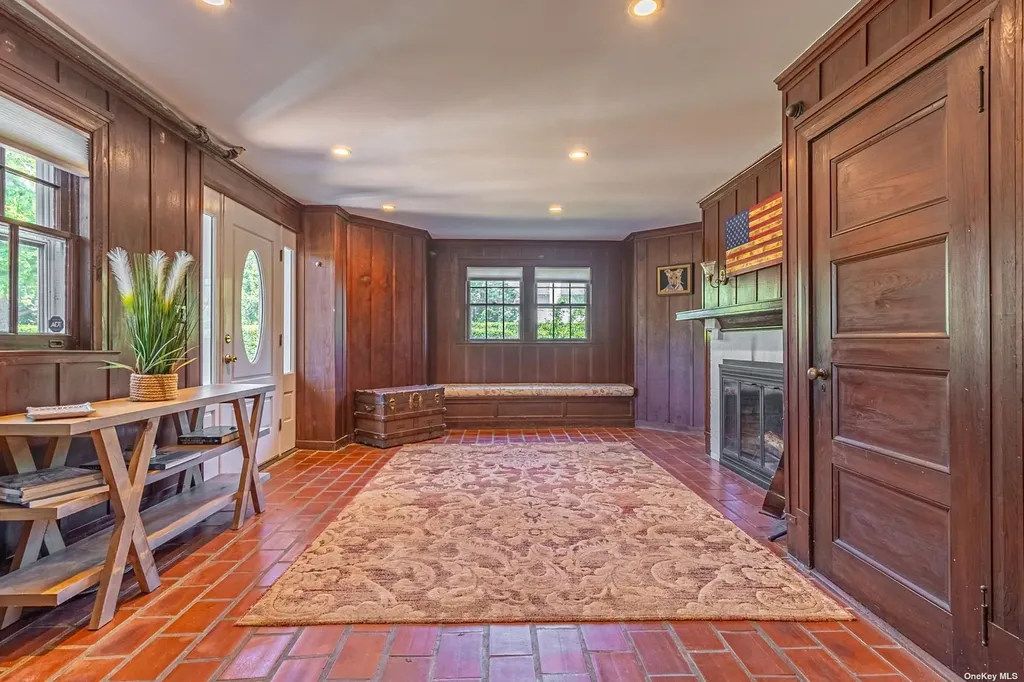 92 S Windsor Avenue Brightwaters NY 11718