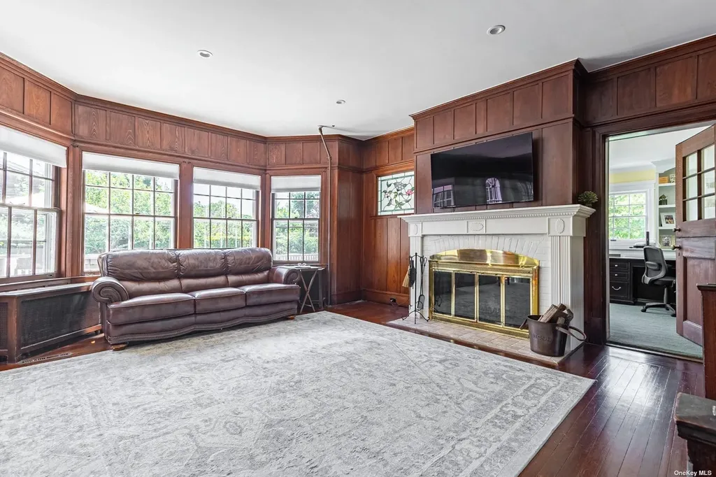 92 S Windsor Avenue Brightwaters NY 11718