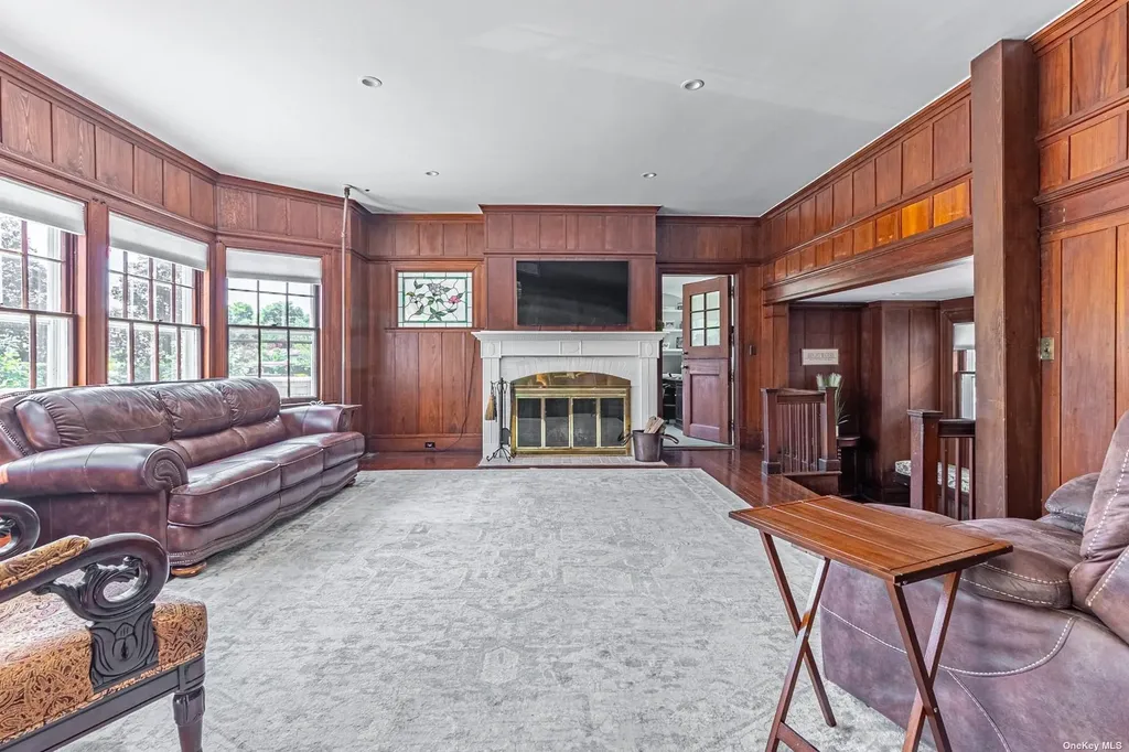 92 S Windsor Avenue Brightwaters NY 11718