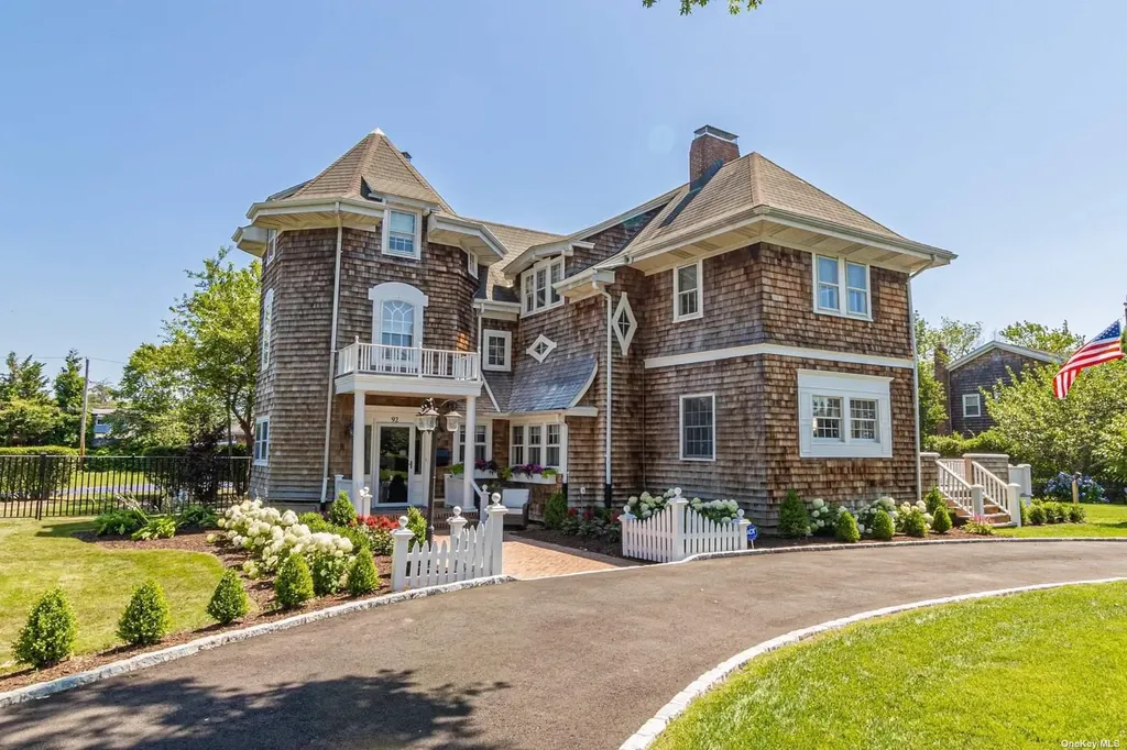 92 S Windsor Avenue Brightwaters NY 11718