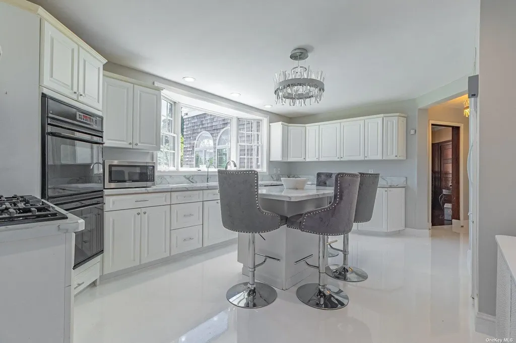92 S Windsor Avenue Brightwaters NY 11718