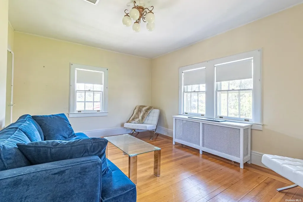 92 S Windsor Avenue Brightwaters NY 11718