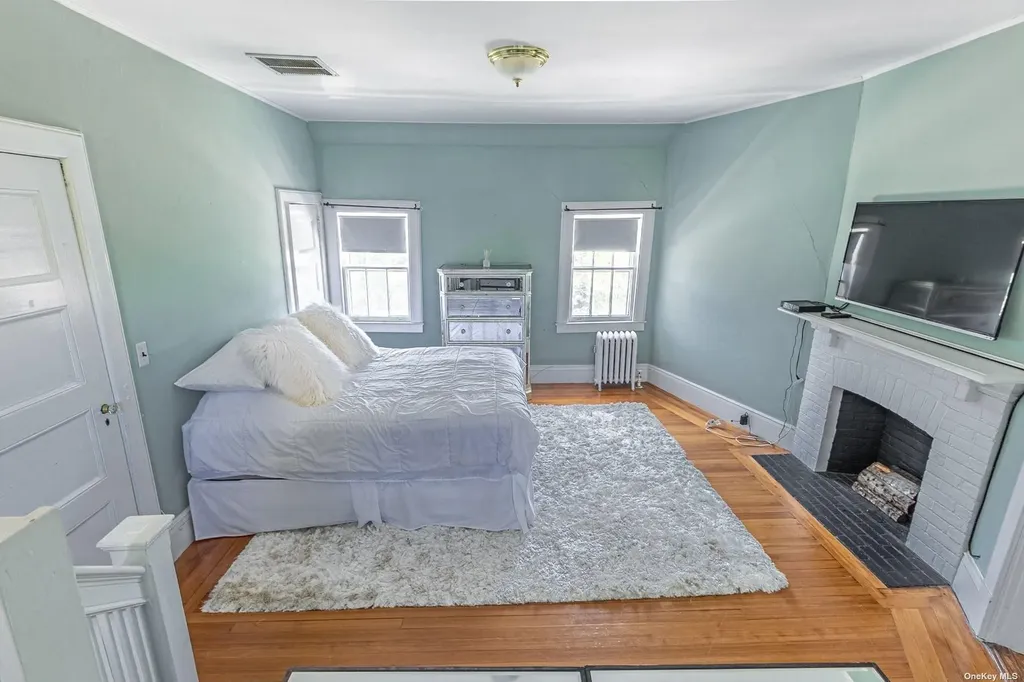92 S Windsor Avenue Brightwaters NY 11718