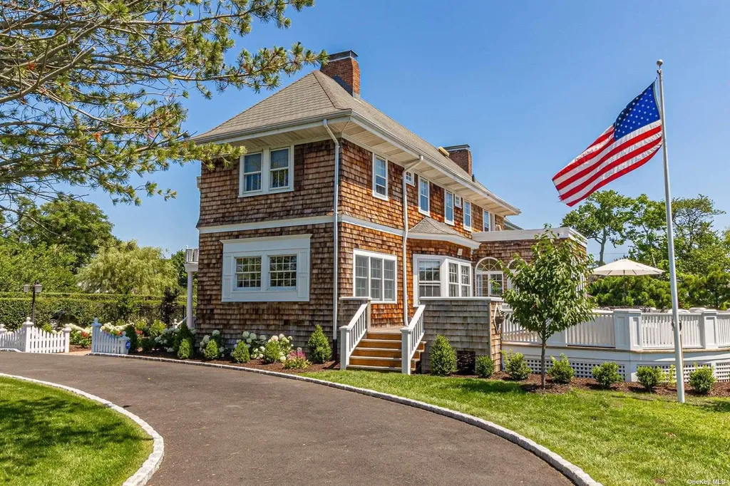 92 S Windsor Avenue Brightwaters NY 11718